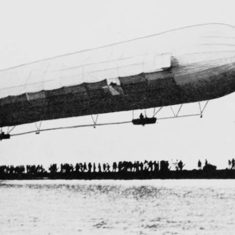 Σαν σήμερα 2 Ιουλίου: Το 1900, η πρώτη πτήση του Ζέπελιν - Η εφεύρεση του Φερδινάνδου φον Ζέπελιν που άλλαξε τον ρου της αεροπλοΐας στις απαρχές του 20ου αιώνα.