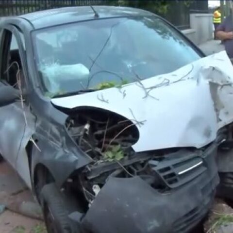 Το αυτοκίνητο με φανερές ζημιές από την πτώση του σε κολώνα και δέντρο μετά την καταδίωξη στην Πειραιώς