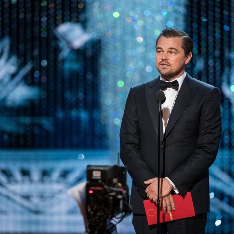 Ο Λεονάρντο Ντι Κάπριο με κουστούμι σε επίσημη τελετή