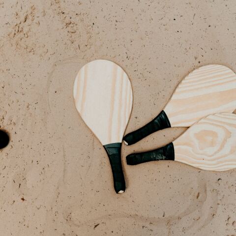 Ρακέτες στην άμμο παραλίας