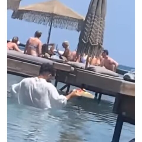 Σερβιτόρος σχεδόν κολυμπά για να παραδώσει παραγγελία στη Ρόδο