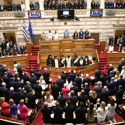 Βουλεύτριες και βουλευτές στην Ολομέλεια της Βουλής ορκίζονται παρουσία του Αρχιεπισκόπου Αθηνών