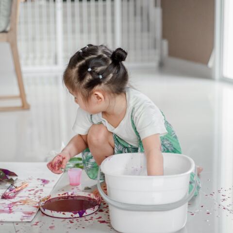 Παιδί ζωγραφίζει με τη βοήθεια φύλλων δέντρου