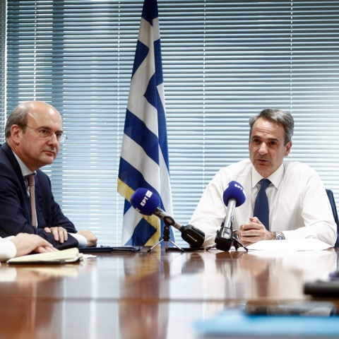 Σύσκεψη υπό τον πρωθυπουργό Κυριάκο Μητσοτάκη στο Υπουργείο Οικονομικών - Παρουσία του νέου υπουργού Κωστή Χατζηδάκη