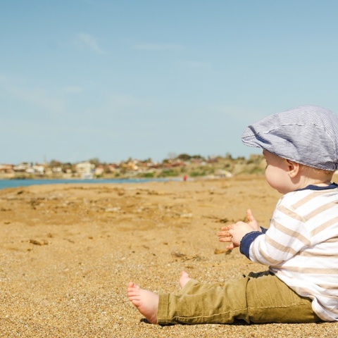 Παιδάκι στην ακρογυαλιά