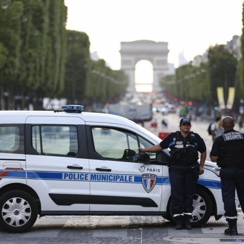 Αστυνομικοί σε δρόμους της Γαλλίας μετά τον αναβρασμό για τη δολοφονία του 17χρονου Ναέλ από αστυνομικό