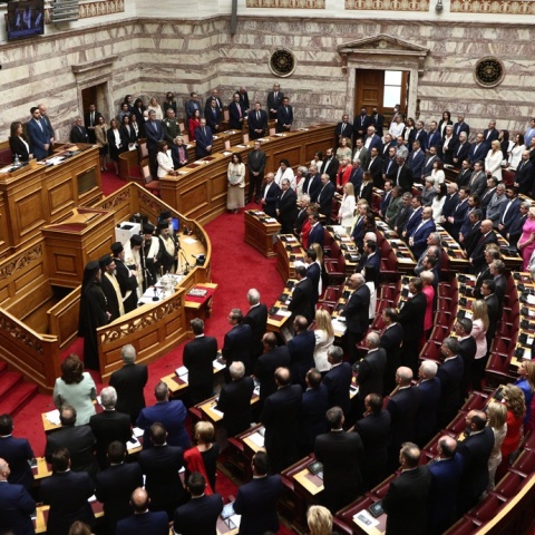 Στιγμιότυπο από την ορκωμοσία της Βουλής στις προηγούμενες εκλογές - Βουλεύτριες και βουλευτές στα έδρανά τους