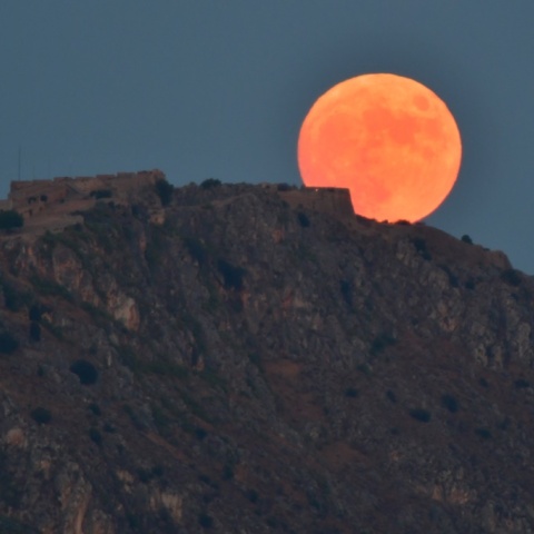 Η Πανσέληνος Ιουλίου ή αλλιώς Φεγγάρι του Ελαφιού βγαίνει πάνω από το Παλαμήδι στο Ναύπλιο