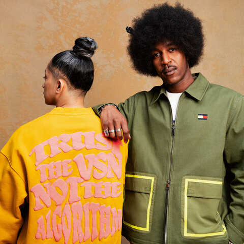 Άντρες μοντέλα με ρούχα από τη συλλογή Tommy x Supervsn