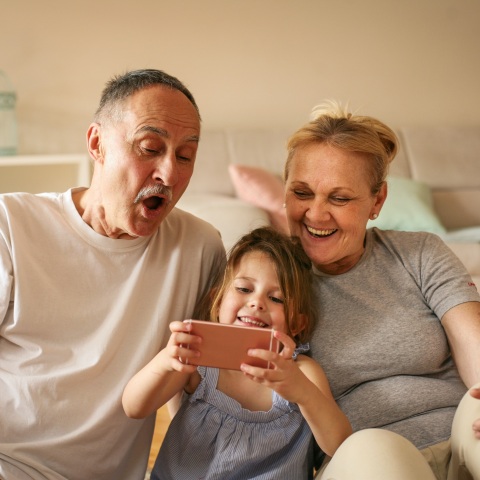 Οι διακοπές των παιδιών με τους παππούδες και τις γιαγιάδες: Τα πλεονεκτήματα και τα μειονεκτήματα