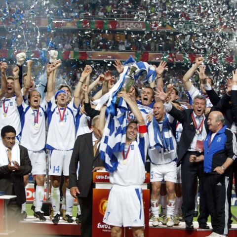 Ο Θοδωρής Ζαγοράκης σηκώνει το τρόπαιο του Euro 2004 μετά τον τελικό με την Πορτογαλία