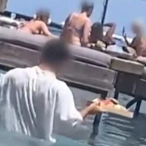 Ο Μάνος Βουλαρίνος σχολιάζει την υπόθεση του σερβιτόρου στη Ρόδο, τις αντιδράσεις και τα ζητήματα που προκύπτουν.