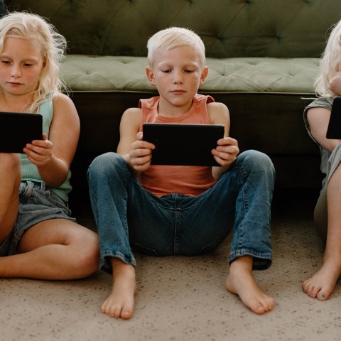 Ολλανδία: Τέλος κινητά τηλέφωνα, τάμπλετ και έξυπνα ρολόγια μέσα στις σχολικές αίθουσες από του χρόνου - Κυβερνητικό μέτρο για την προστασία των μαθητών.