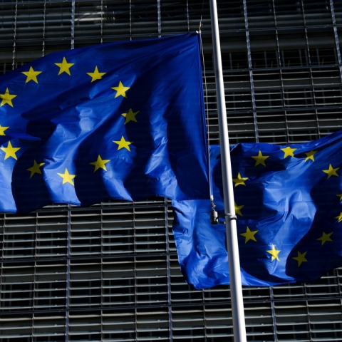 Έκθεση Κομισιόν: Σημαντική πρόοδο σημείωσε η Ελλάδα για το κράτος δικαίου - Οι διαπιστώσεις για σύστημα δικαιοσύνης, καταπολέμηση διαφθοράς, πολυφωνία ΜΜΕ.