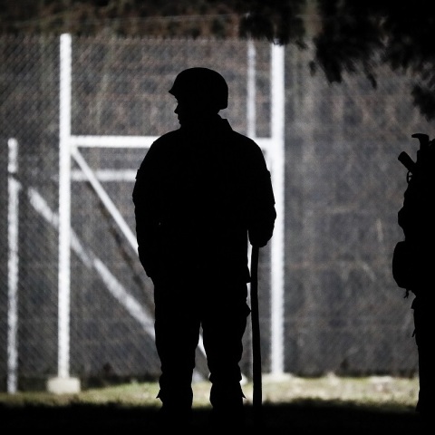 Αλεξανδρούπολη: Σύλληψη δύο διακινητών για παράνομη μεταφορά συνολικά 16 μεταναστών στον Έβρο - Με πλαστές πινακίδες κυκλοφορίας το όχημα.