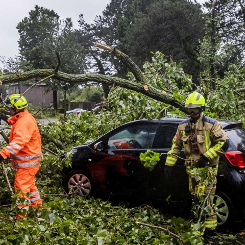 Ολλανδία: Μια γυναίκα έχασε τη ζωή της κατά τη σπάνια θερινή καταιγίδα που πλήττει τη χώρα - Σοβαρές ζημίες και προβλήματα στις μεταφορές.
