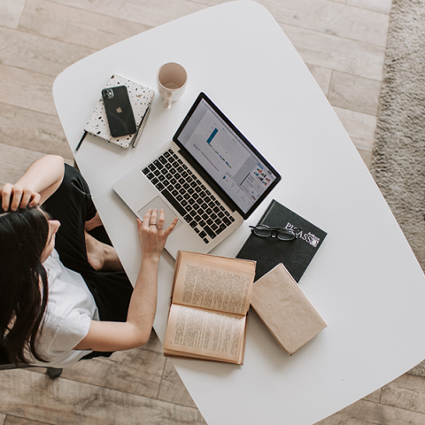 Γιατί συνεχίζουμε και δουλεύουμε από το σπίτι ενώ δεν μας κάνει καλό;