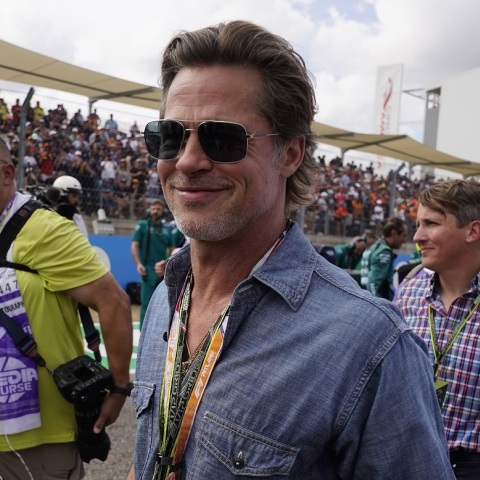 Ο Μπραντ Πιτ πρωταγωνιστεί ως πιλότος της Formula 1 για τις ανάγκες της νέας του ταινίας, «Apex» - Στη δημοσιότητα η πρώτη εικόνα του μονοθέσιου.