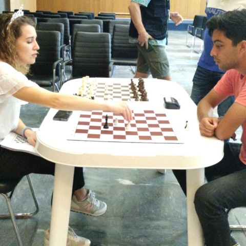 Θεσσαλονίκη: Σκακίστρια - πρόσφυγας από την Ουκρανία διδάσκει σκάκι σε προσφυγόπουλα από άλλες χώρες - Η Λάνα Μέρτζερ περιγράφει τις εμπειρίες της.
