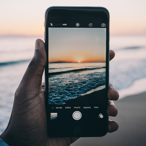 Ένας άνθρωπος τραβάει φωτογραφία την θάλασσα. 