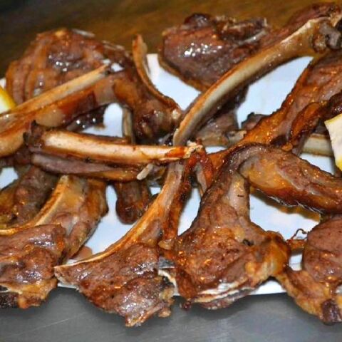 Κάποια στιγμή, ένα scrolle στο fb μου σύστησε τον βίο και την πολιτεία της κυρίας Γεωργίας. Κάτω από τον τίτλο μιας ταβέρνας στα Κάτω Πατήσια, μια παλιά Ελληνίδα διηγείται στην κόρη της, που την βιντεοσκοπεί, στιγμές από τη ζωή της. Χρόνια δύσκολα στο χωριό, όπου όλα έλειπαν και όμως όλα υπήρχαν, εποχές της απόλυτης ανέχειας, ο ερχομός στην Αθήνα, ο μόχθος, η προκοπή που χτίστηκε λιθαράκι-λιθαράκι με κόπο και σκληρή δουλειά. Ακούω μαγεμένη το λόγο της, όσο αυτή διηγείται καθαρίζοντας χόρτα ή φασ