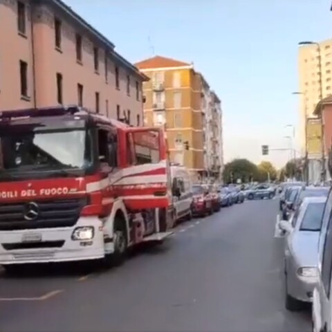 Πυροσβεστικά οχήματα έξω από τον οίκο ευγηρίας όπου ξέσπασε φωτιά στο Μιλάνο