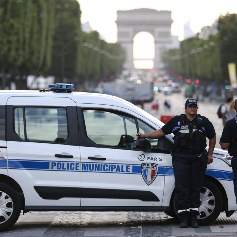 Αστυνομικοί δίπλα σε περιπολικά στη Γαλλία
