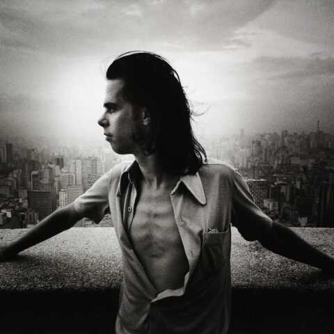 Η ιδιαίτερη σχέση του Nick Cave με τη Βραζιλία: Η πρώτη του επίσκεψη, η γνωριμία με τη σύζυγό του Viviane Carneiro, η γέννηση του γιου του Luke, ο αντίκτυπος στη μουσική εξέλιξη των Bad Seeds