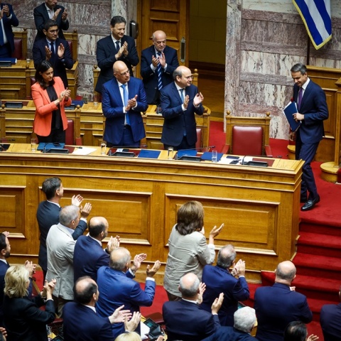 Όρθιοι υπουργοί και βουλευτές χειροκροτούν τον πρωθυπουργό Κυριάκο Μητσοτάκη μετά την ομιλία του επί των προγραμματικών δεσμεύσεων