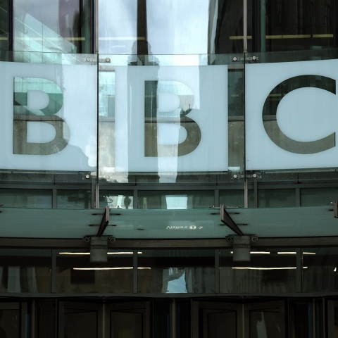 Βρετανία: Το BBC ξεκινά έρευνα έπειτα από καταγγελία ότι ένας παρουσιαστής πλήρωσε έφηβο για να του στέλνει φωτογραφίες πορνογραφικού περιεχομένου.