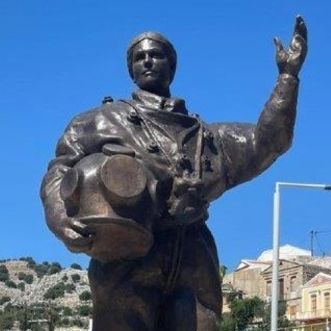 Σύμη: Άγαλμα για την πρώτη γυναίκα δύτρια θα στηθεί στο λιμάνι του νησιού - Ποια ήταν η Ευγενία Μαστορίδου, που θα τιμηθεί από τις τοπικές αρχές.