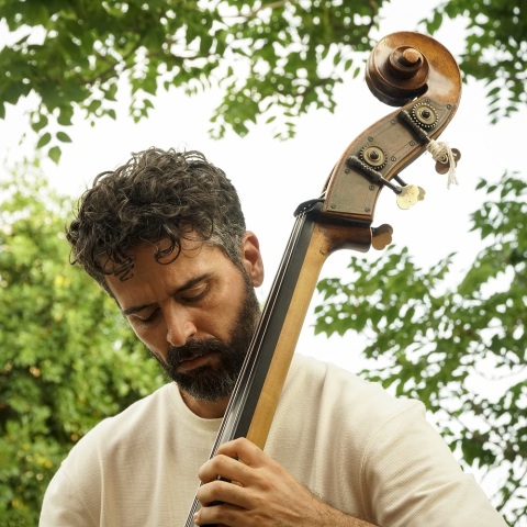 Πέτρος Κλαμπάνης: O διεθνούς φήμης μπασίστας και συνθέτης απαντά σε 33 ερωτήσεις για την Αθήνα