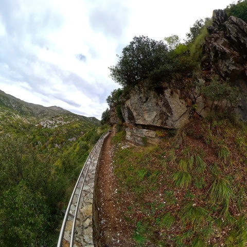 Ταξίδι στους Καλαρρύτες: Μια πρωτότυπη εικονική περιήγηση στο μονοπάτι που συνδέει το χωριό της Ηπείρου με το Συρράκο 