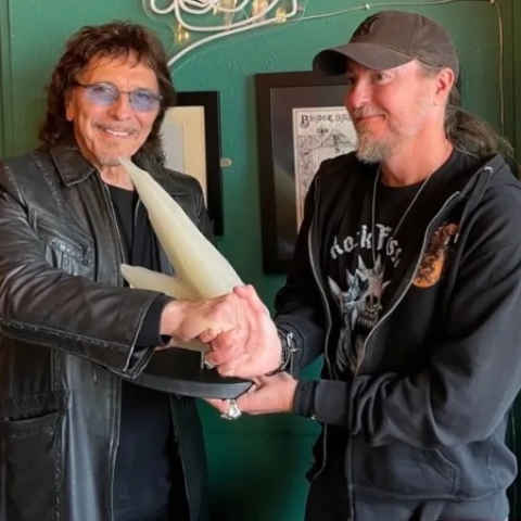 Τι σχέση έχει ο κιθαρίστας των Black Sabbath, Tony Iommi με ένα απολίθωμα εκατομμυρίων ετών;