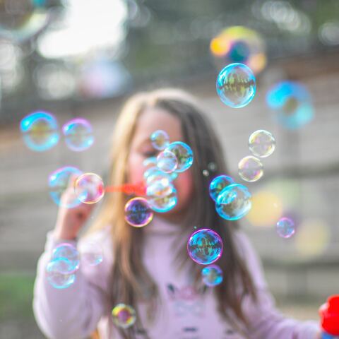 Κοριτσάκι κάνει φούσκες