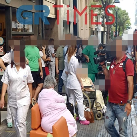 Ασθενείς στο πεζοδρόμιο κατά τη διάρκεια απομάκρυνσής τους από κλινική στη Θεσσαλονίκη
