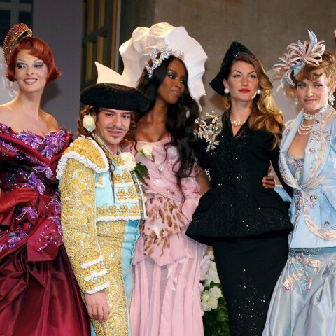 Ναόμι Κάμπελ και Λίντα Εβαντζελίστα μαζί με τον Τζον Γκαλιάνο