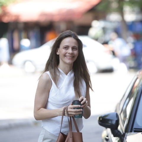 Η Έφη Αχτσιόγλου με καφέ στο χέρι προσέρχεται στα γραφεία του ΣΥΡΙΖΑ