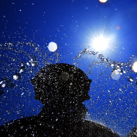 Σταγόνες από το σιντριβάνι - Εικόνα που παραπέμπει σε ανάγκη δροσιάς εν μέσω καύσωνα