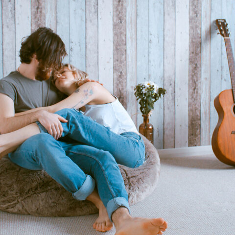 Άνδρας και γυναίκα αγκαλιασμένοι