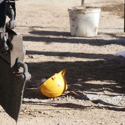 Προστατευτικό καπέλο εργαζόμενου - Εικόνα που παραπέμπει σε εργατικό ατύχημα