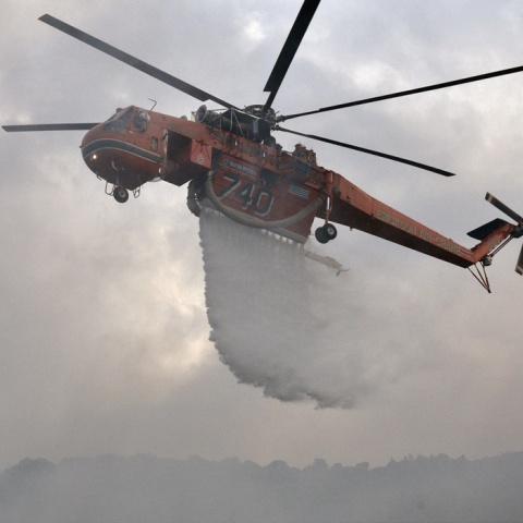 Εναέρια μέσα στην κατάσβεση φωτιάς 
