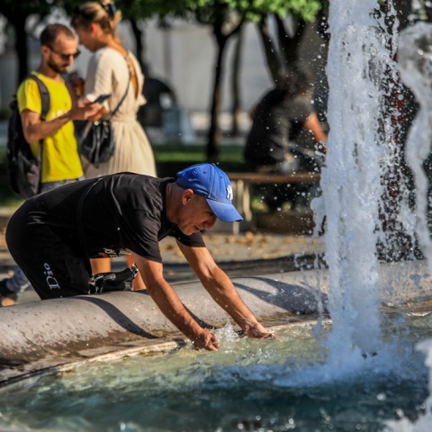 Άνδρας βουτά τα χέρια του στο σιντριβάνι στο Σύνταγμα για να δροσιστεί εν μέσω καύσωνα