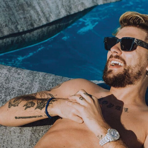 Τραγουδιστής FY