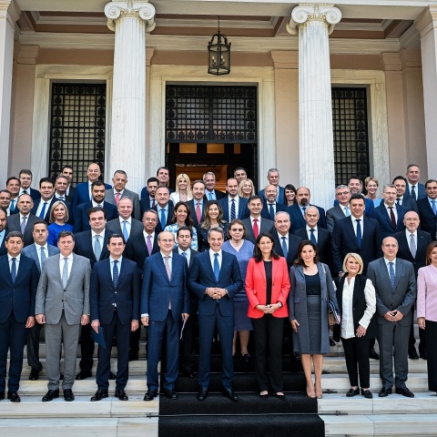 Η νέα κυβέρνηση, οι προκλήσεις που έχει να αντιμετωπίσει και η αυστηρότητα των ψηφοόρων της Νέας Δημοκρατίας στις υπουργικές «αρρυθμίες» και «αστοχίες».