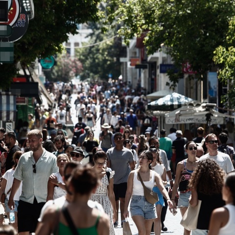 Κόσμος στην Ερμού τον εμπορικότερο δρόμο της Αθήνας