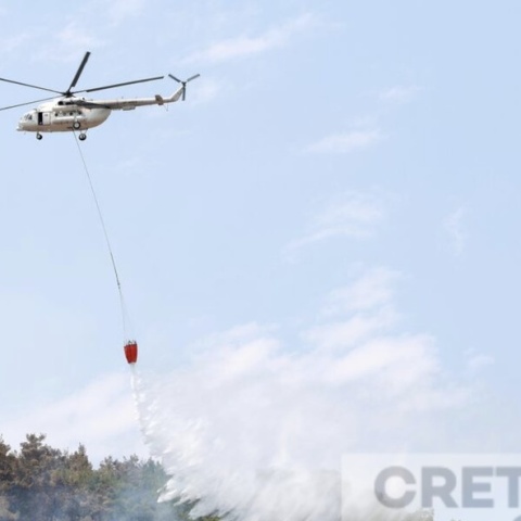 Ελικόπτερο επιχειρεί για την κατάσβεση πυρκαγιάς στην Ιεράπετρα