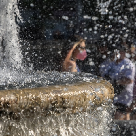Γυναίκα διακρίνεται πίσω από σιντριβάνι της πλατείας Συντάγματος