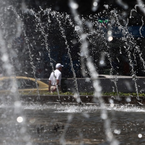 Σιντριβάνι στην Ομόνοια προσφέρει λίγες στιγμές δροσιάς στην Αθήνα εν μέσω καύσωνα
