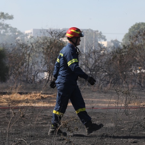 Πυροσβέστης σε σημείο όπου έχει πάρει φωτιά